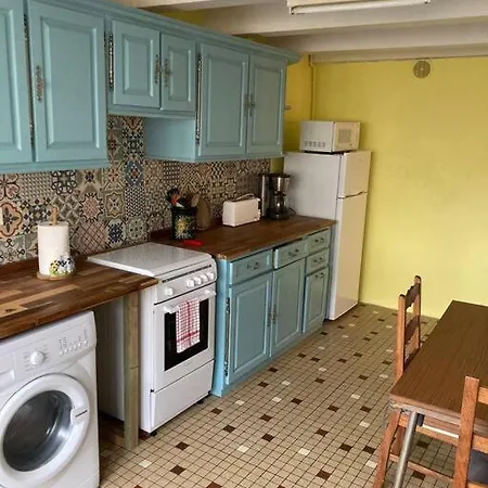 Casa vacanze Right On The River- 4 Bedroom House Centre Of Town Aigre