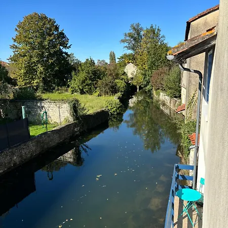 Holiday home Right On The River- 4 Bedroom House Centre Of Town *