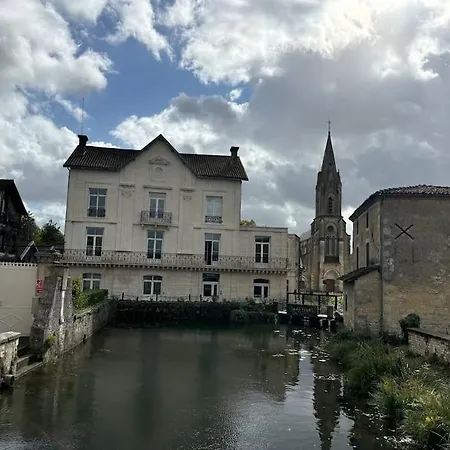 別荘 Pieds Dans L'aume - Right On The River Centre Of Town *