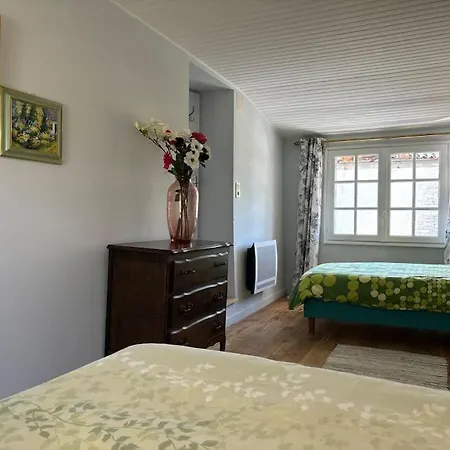 Right On The River- 4 Bedroom House Centre Of Town Holiday home