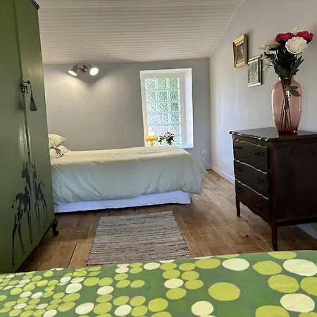 Casa vacanze Right On The River- 4 Bedroom House Centre Of Town Aigre