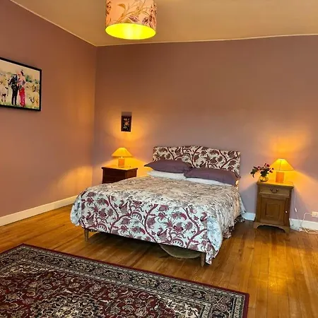 Right On The River- 4 Bedroom House Centre Of Town Holiday home