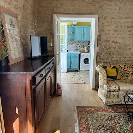Right On The River- 4 Bedroom House Centre Of Town Holiday home *