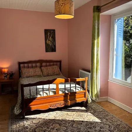 Right On The River- 4 Bedroom House Centre Of Town Holiday home Aigre