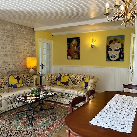 Holiday home Right On The River- 4 Bedroom House Centre Of Town