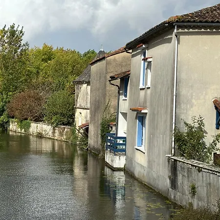 Holiday home Right On The River- 4 Bedroom House Centre Of Town *