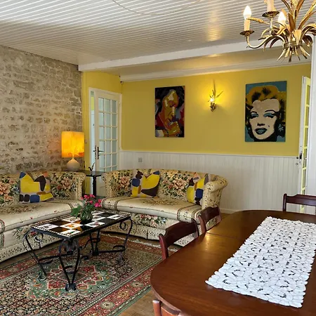 Right On The River- 4 Bedroom House Centre Of Town Holiday home Aigre