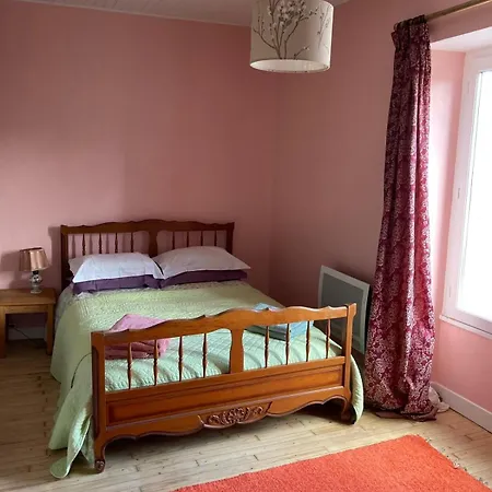 Right On The River- 4 Bedroom House Centre Of Town