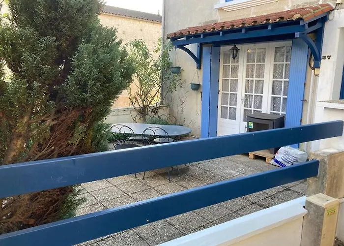 Right On The River- 4 Bedroom House Centre Of Town