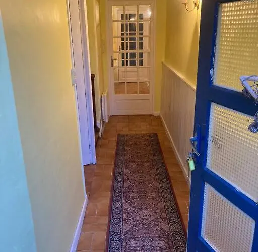 Right On The River- 4 Bedroom House Centre Of Town