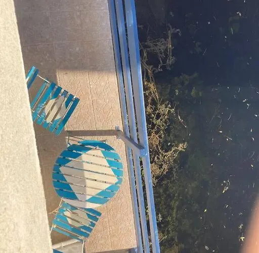 Right On The River- 4 Bedroom House Centre Of Town Сasa de vacaciones Aigre