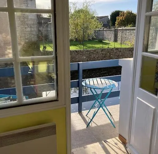 Right On The River- 4 Bedroom House Centre Of Town *