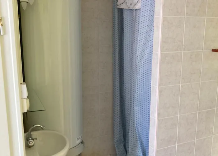 Right On The River- 4 Bedroom House Centre Of Town