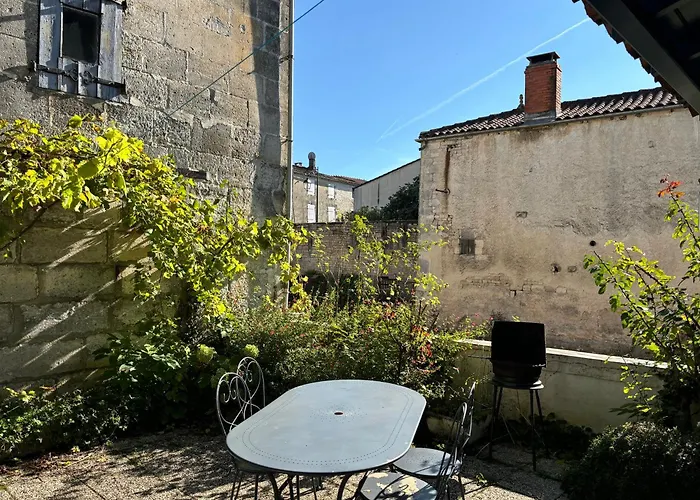 Right On The River- 4 Bedroom House Centre Of Town Сasa de vacaciones *