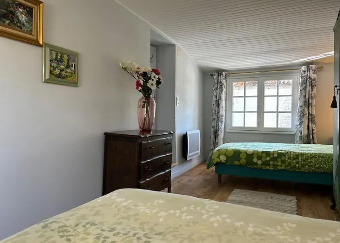 Right On The River- 4 Bedroom House Centre Of Town Сasa de vacaciones