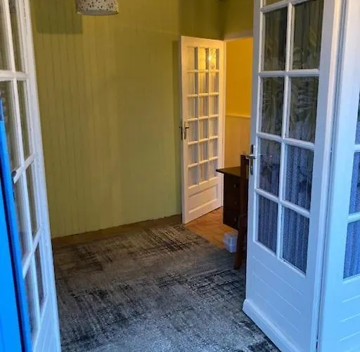 Right On The River- 4 Bedroom House Centre Of Town Сasa de vacaciones Aigre