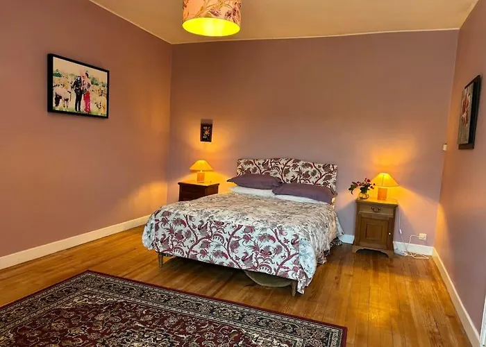 Right On The River- 4 Bedroom House Centre Of Town Сasa de vacaciones