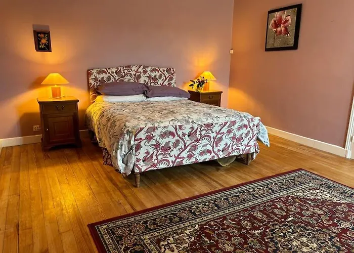 Right On The River- 4 Bedroom House Centre Of Town Сasa de vacaciones *