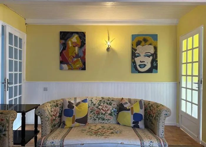 Right On The River- 4 Bedroom House Centre Of Town *