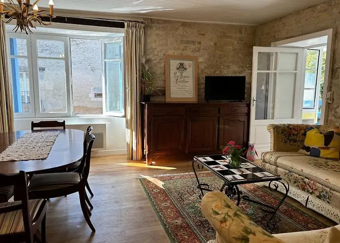 Right On The River- 4 Bedroom House Centre Of Town * Aigre