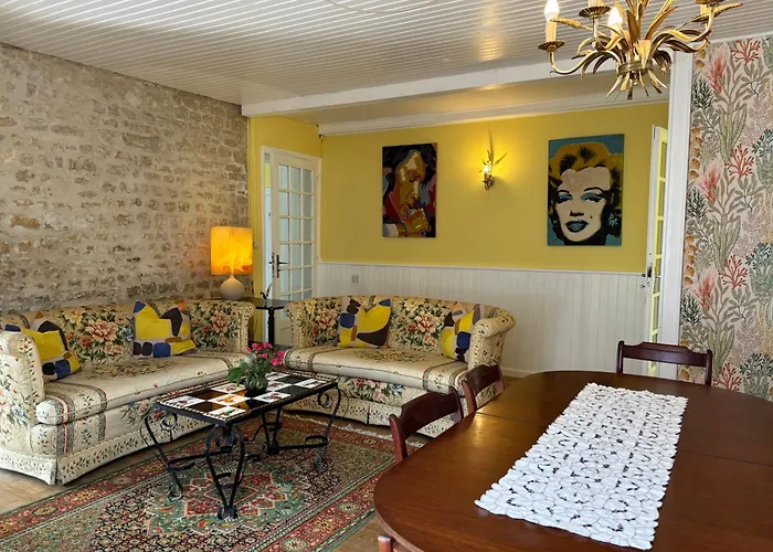 Right On The River- 4 Bedroom House Centre Of Town Сasa de vacaciones Aigre