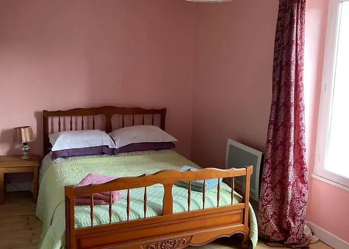 Right On The River- 4 Bedroom House Centre Of Town